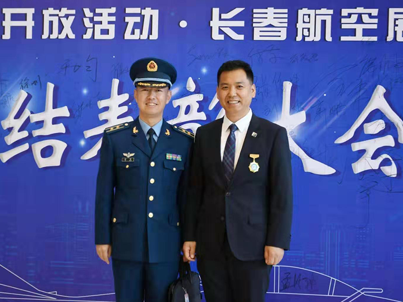 2019年10月31日空军航空大学徐刚主任（左）王树武（右）.png